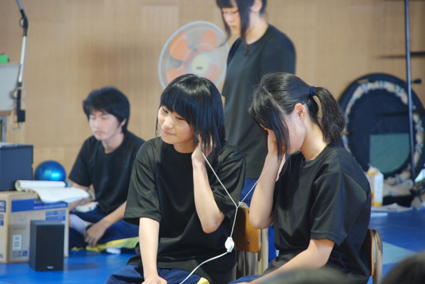 ポスターでも使われたあのシーンも、小劇場楽園ではどのように演じられるでしょうか