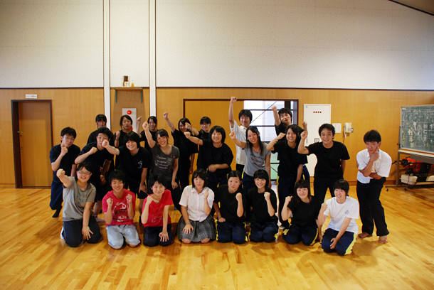 通し稽古終了後に両校の生徒で集合写真