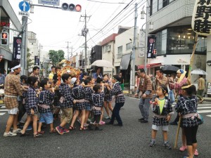 子供神輿も元気に茶沢通りを盛り上げます