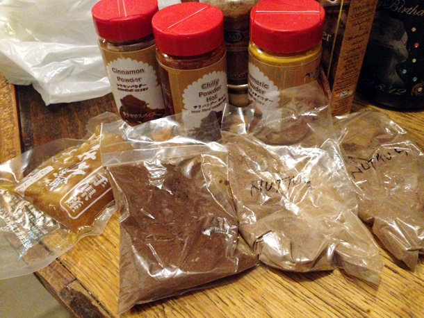 カレーだJに使用するスパイス類 「え? この、みそ漬けもカレーに使うの?」 『あ、や、それはただのお土産です!』 「、、、」