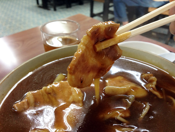 広栄屋のカレー南ばんそば、具は至ってシンプルで厚切りの豚肉とネギ