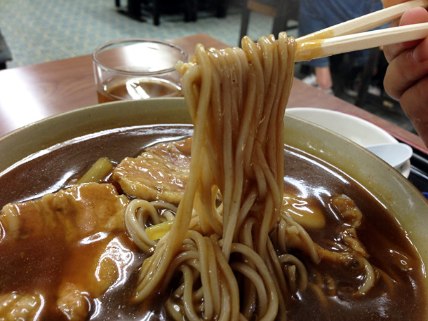 広栄屋のカレー南ばんそば、そばはカレーの深部にある。そして、このとろっとろのカレーによって激熱の状態が保たれているんだ