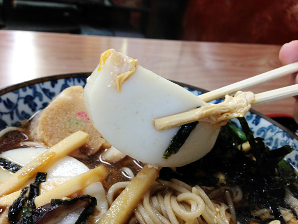 広栄屋の五目そばの具、白い蒲鉾は1cm近い厚さで食べ応えあり、これが何個も入ってる