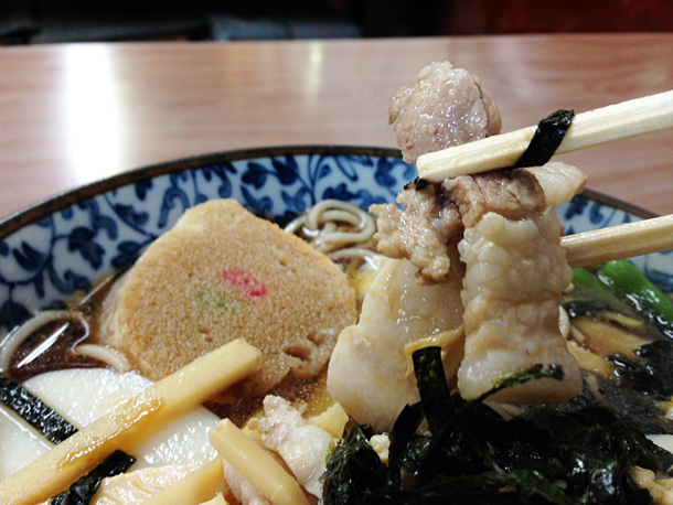 広栄屋の五目そばの具、お肉も肉厚のバラ肉がたくさん入ってるんだ