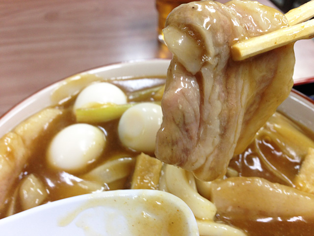 広栄屋のOjiyaカレーうどんに入ってるお肉、旨味たっぷり