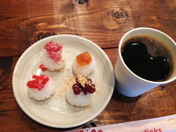 おコproject・実験のおにぎりとこの日はやなか珈琲のコーヒー
