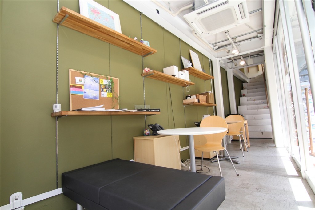 カフェのような明るい店内