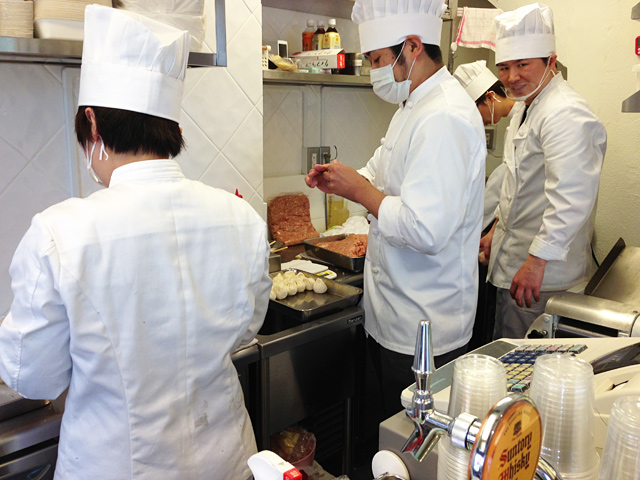 話を伺っているときも、厨房では黙々と小籠包が作られている