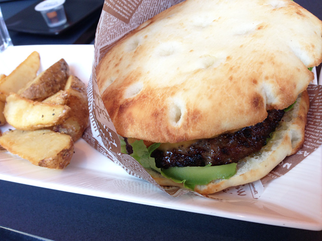 art ReG cafe ランチセットの下北バーガー