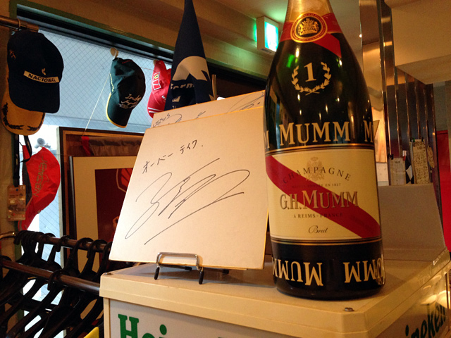 今年唯一の日本人F1ドライバーである小林可夢偉のサイン!! 可夢偉は今年下位チームのケータハムで頑張ってるけど、着実にチームを意識を変えつつある。彼の潔いドライビングは日本人のみならず海外のF1ファンも惚れているんだぜー