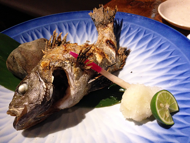 器が大きいから小さく見えますが、ボリューム満点、いしなぎの塩焼きだーー