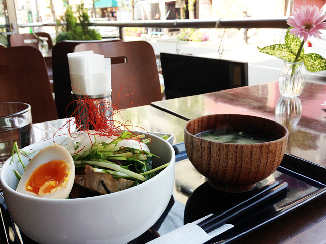 水菜と味付けたまごのチャーシュー丼(860円)