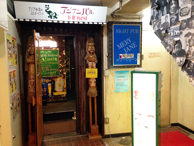 階段を上がって左手奥に、アジアンバル 下北 nestさんがあります