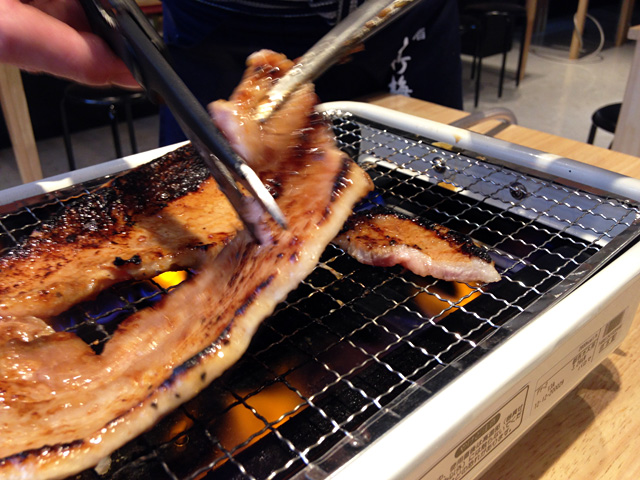 焼きすぎるとかたくなってしまうので、絶妙なタイミングでお肉をはさみで切ります
