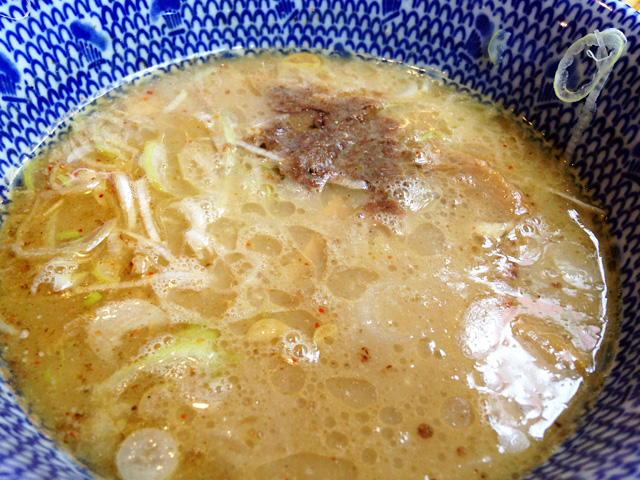 つけ麺 岩の付け汁、サラサラでもなくかといってどろっとしているわけでも無く、ちょうど中間