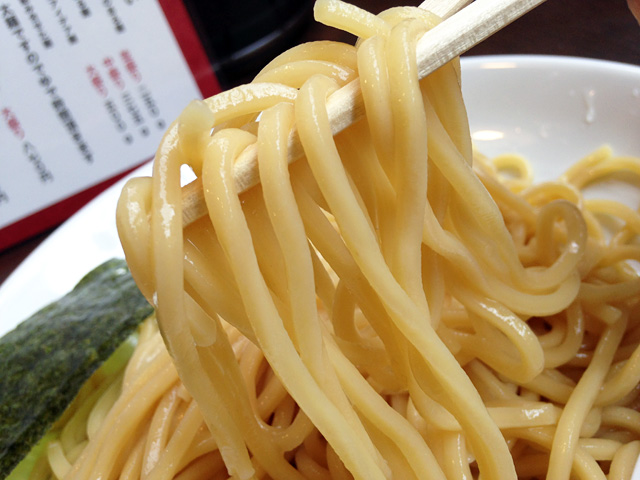 太麺をそのまま頂く、確かにモチモチでありつつ強いコシを感じます