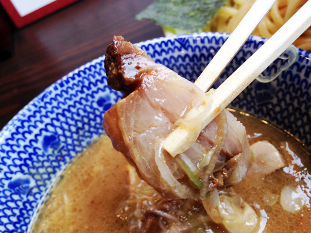付け汁のチャーシュー、箸ですくうとほろっと崩れるいいあんばい