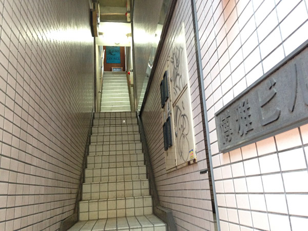 細なが~い階段を3階まで上がります