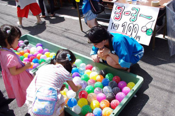 夏祭りといえば出店、ヨーヨーつりも