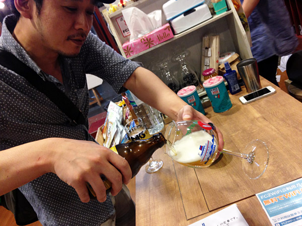 さてと、飲もうかなーと思ったら、先にカウンターでビールを有料試飲していた方に注いでもらってしまった。なんでも、北沢小西さんの近くで鶏そばのお店をやっているそうだ(完全にあの店じゃん!)