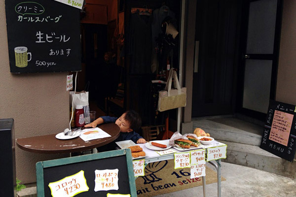 ディル フェ ボーセーズさんも、いろいろ販売してますよー。コロッケにパテサンド、フランクフルト、カールスバーグ生ビールもあります! 可愛い男の子もお手伝い
