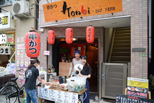串かつ とんび 下北沢、生ビールに串かつ、焼きそば、からあげなどを店頭で販売されていました。クーポン持参で全品8%OFF