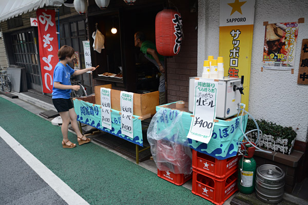 酒処 島路さんでは焼き鳥とビールを販売、3人以上でクーポンを店内に持って行くとなんと焼酎のボトルがサービスです