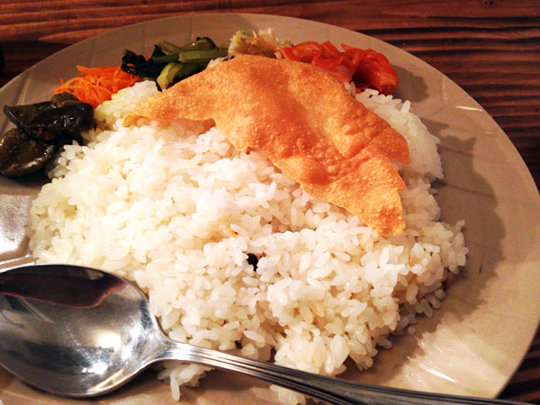 ライスに付け合わせの野菜、そして、パパドゥ。パパドゥはしょっぱい