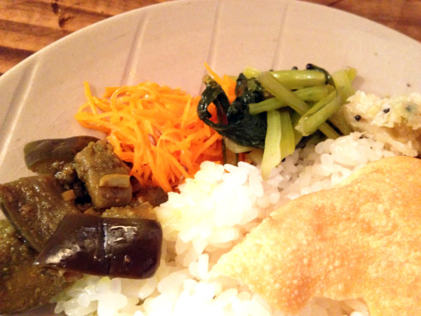 続いて、「カレーリーフで炒めた小松菜」「にんじんのラペ」「茄子の油漬けピクルス」