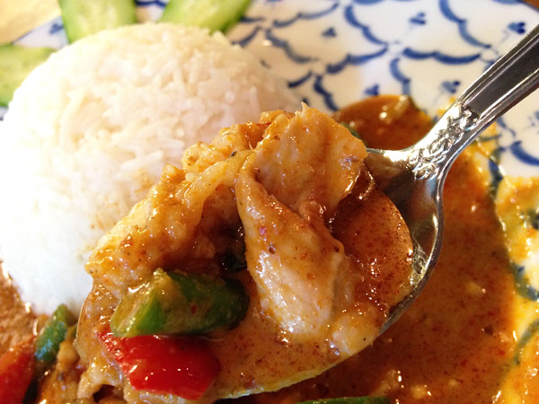 いんげんにピーマン、赤ピーマン、そして豚肉。タイ米にとっても合います