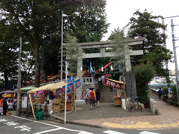 歩道橋を下ると境内に直接は入れますが、まずは正面へ。環七のすぐとなり、小田急線は地下になりましたが、すぐ裏手を通っています