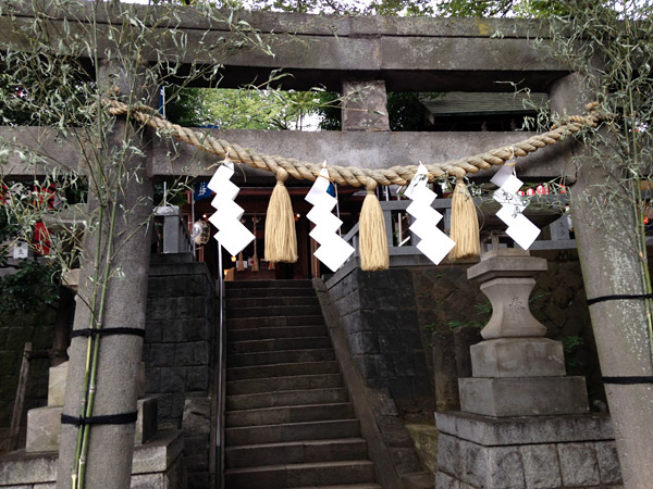 露天が並ぶ場所を進むと、社殿正面の入口があります
