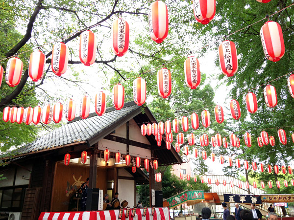 いつもは静かな代田八幡神社ですが、この日は提灯がたくさん掲げられています