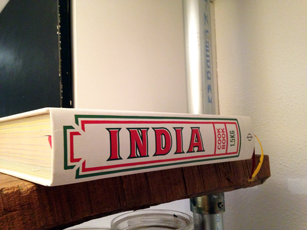 インテリアかと思ったら、ちゃんと使用しているインドの料理本。もう、ほとんど読んだとか
