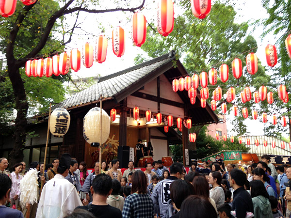 宮司さんにお祓いを受け、三本締め。みんなお疲れ様ー!