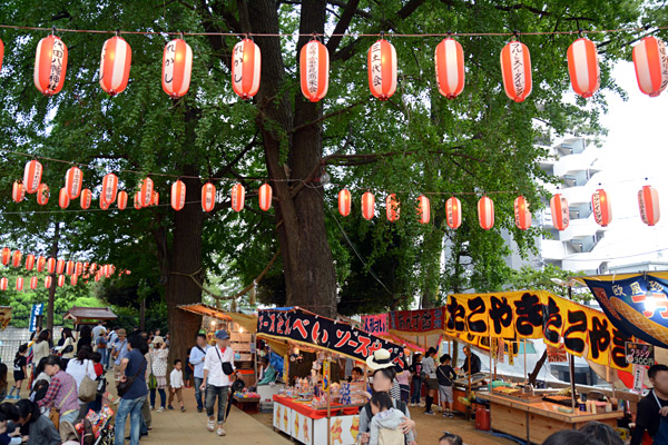 大きなフランクに、タコとうずらの卵が入ったたこ焼き、あんず飴、くじ、そしてソースせんべい