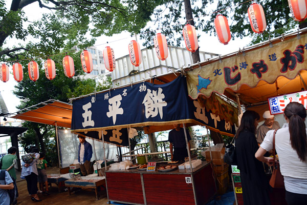 じゃがバタに五平餅。五平餅ってご存じですか? 愛知県の東三河や長野県などで食べられている、甘くとろみのある醤油だれがたっぷり付けられたお餅(ご飯を潰したもの)です。ちなみに、一番奥は金魚すくいです、出目黒もいます