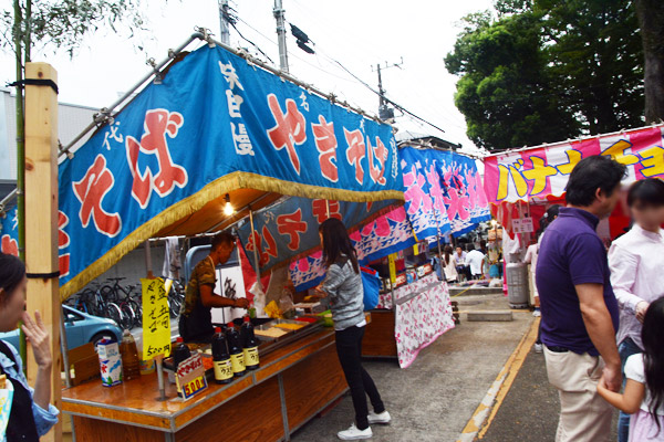 露天は境内の下にも。やきそば(大もりすぎる)、かき氷、チョコバナナ、写真には写っていませんがお好み焼きも