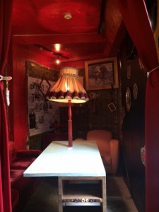 燃えるような赤い部屋!素敵です!