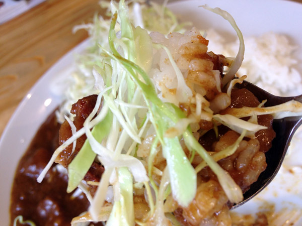 そして、キャベツの千切りを載せて食べるとさらに甘みを感じられる