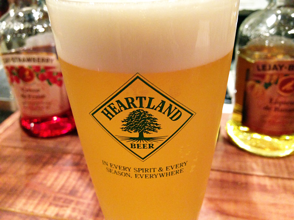 おすすめのレモンジンジャーの酵素シロップ入りビールを頂く、ビールが苦手な人もこれなら大丈夫。とてもおいしいビアカクテルに