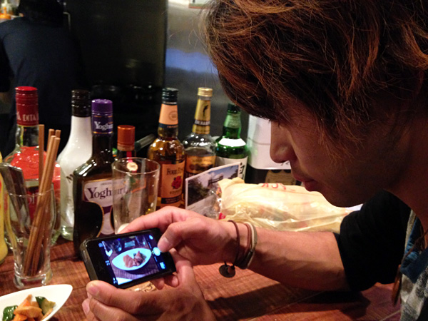 いた、じろーだ。なんか写真撮ってる。え? 仕込みは?