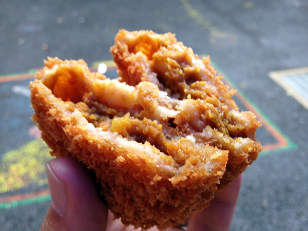 割ってみたところ、中はカレーっぽい