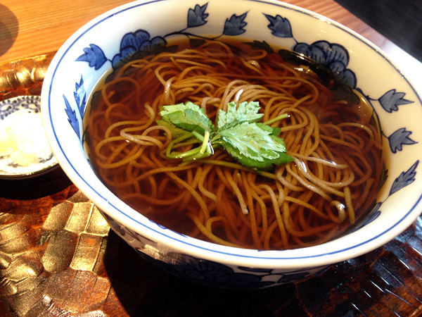 三つ葉が乗っただけのシンプルなおそば、葱は別皿で添えられます