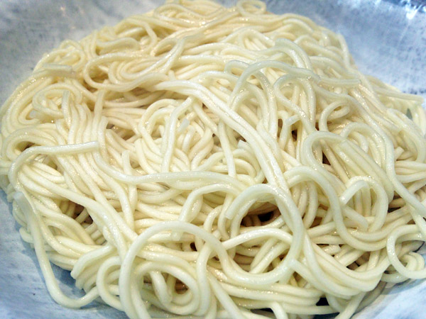 「替玉(120円税込)」は別皿で提供してくれます