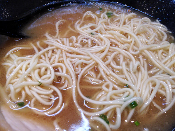やー、豚骨はやっぱ細麺が似合う