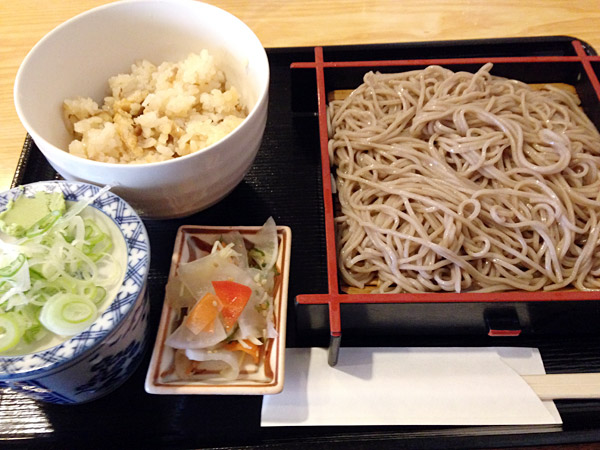 本日のサービスランチ、まいたけごはん付きせいろそば 500円(税込)