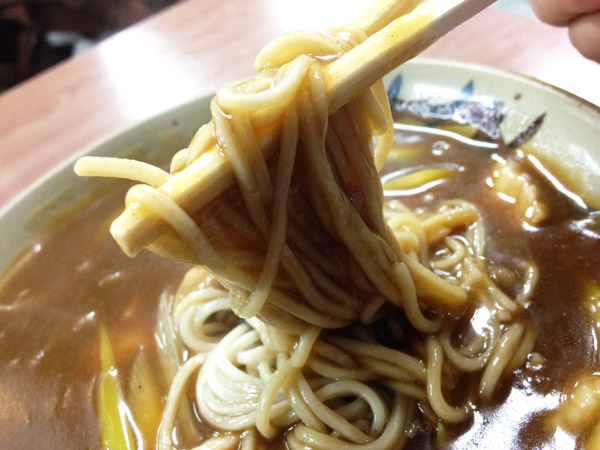 熱々のカレー南ばんの下にそばは埋もれています