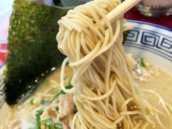 麺はとんこつっぽく細麺、好きです細麺