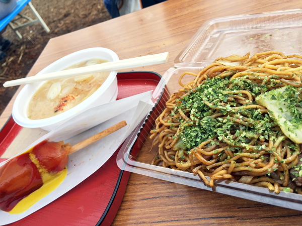 焼きそばと豚汁のセット500円とフランクフルト100円